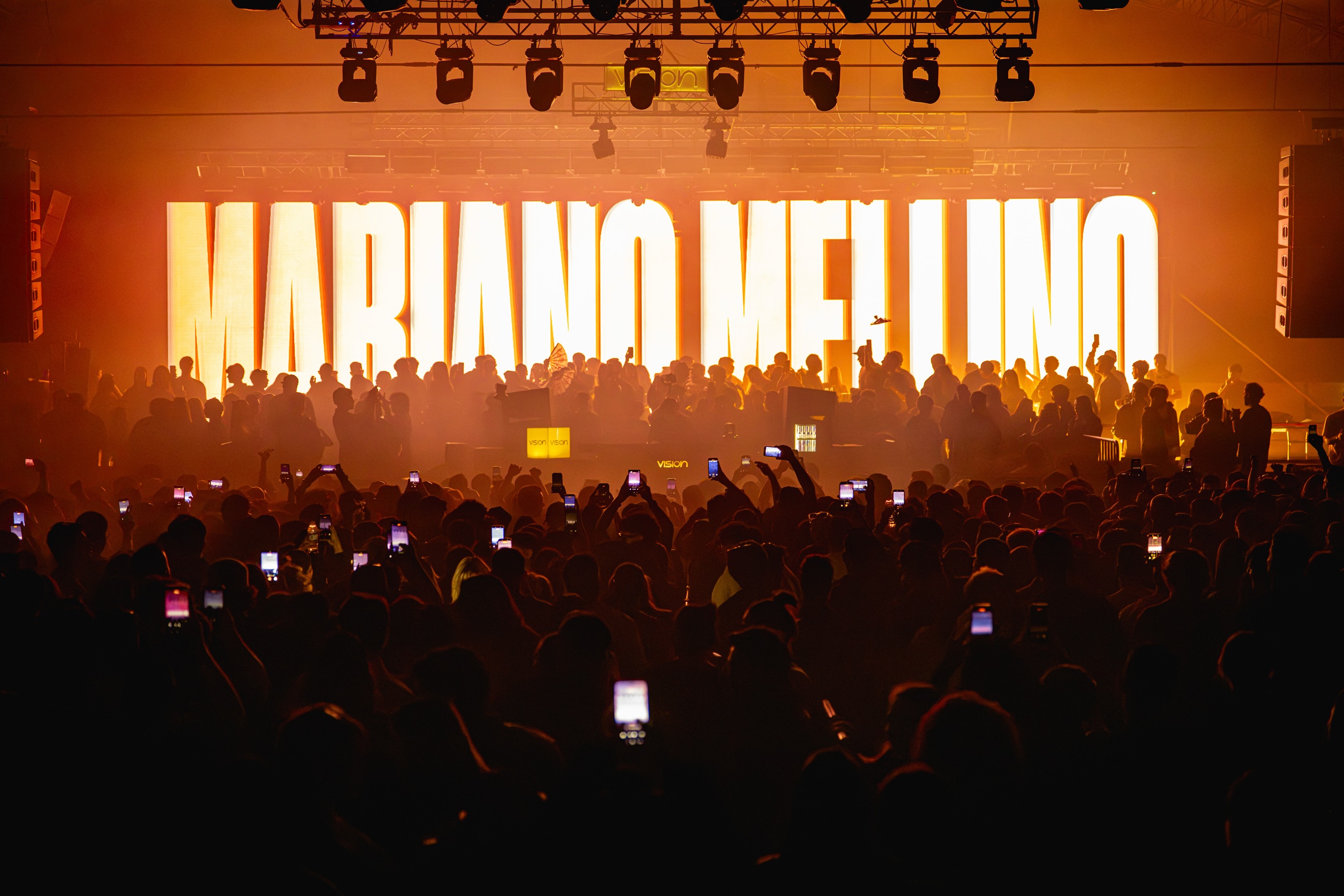Público de Vision frente al escenario de Mariano Mellino